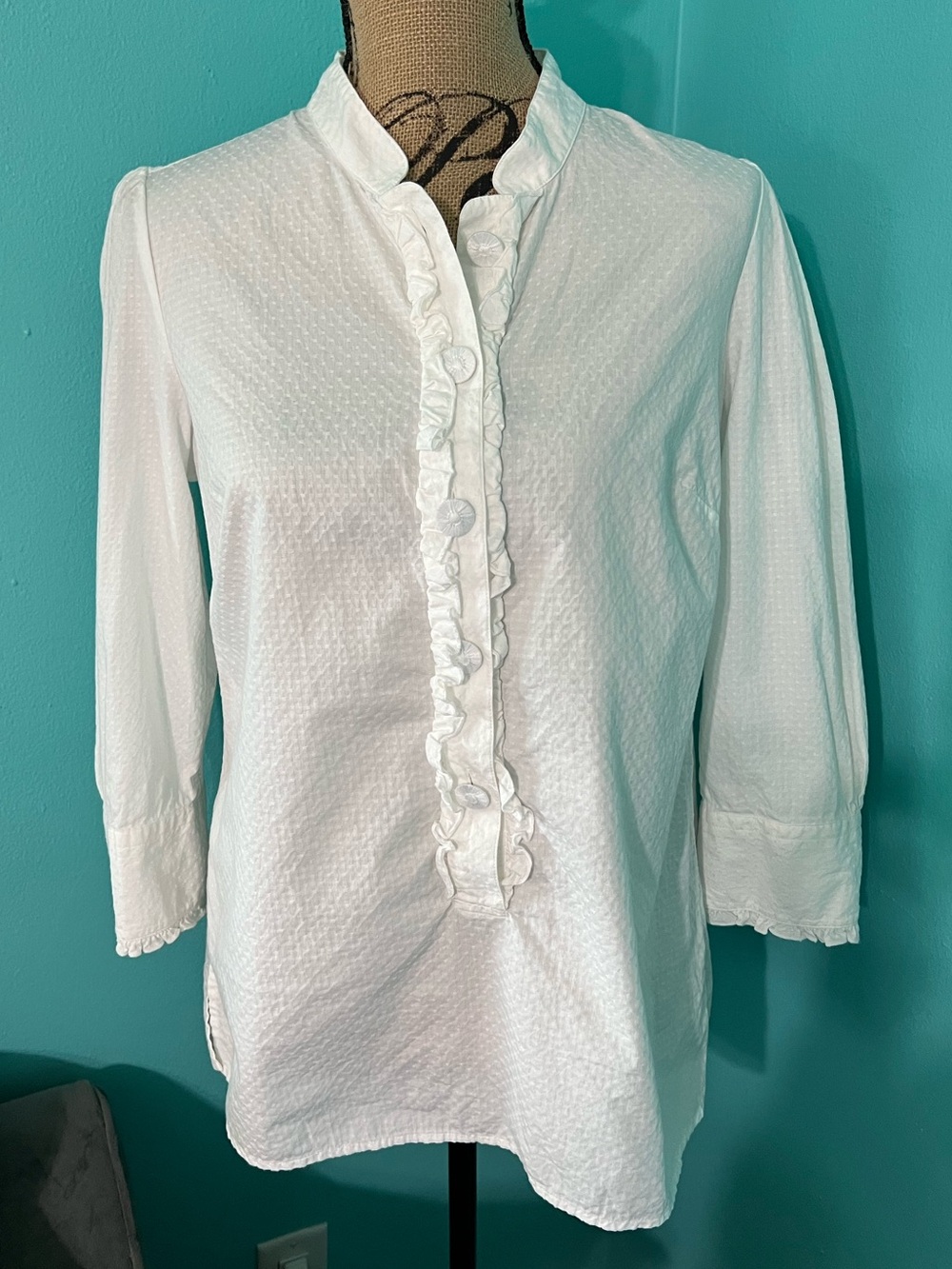 EUC Lilly Pulitzer White Cotton Raised Pattern 3/4 Sleeve Ruffled Blouse Size 6